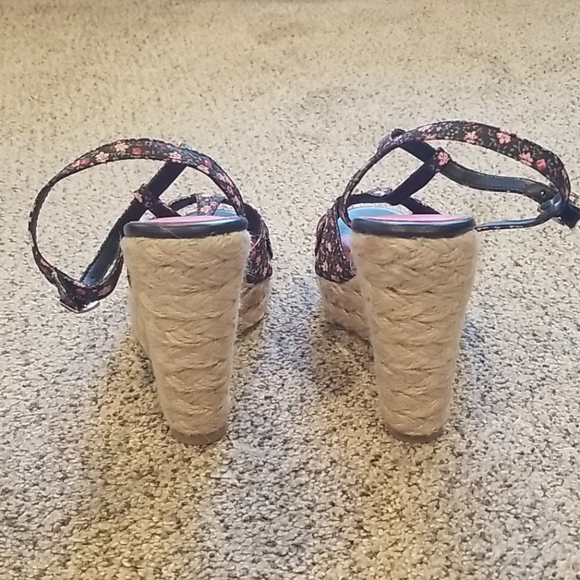 American Eagle | Floral Wedges - Picture 5 of 7